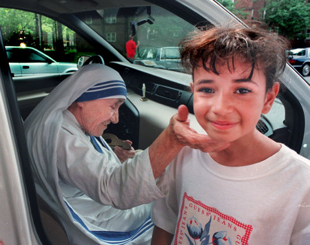 Mother Teresa with Bronx girl ©Susan Farley Photography/NYC and Westchester Portrait Photographer